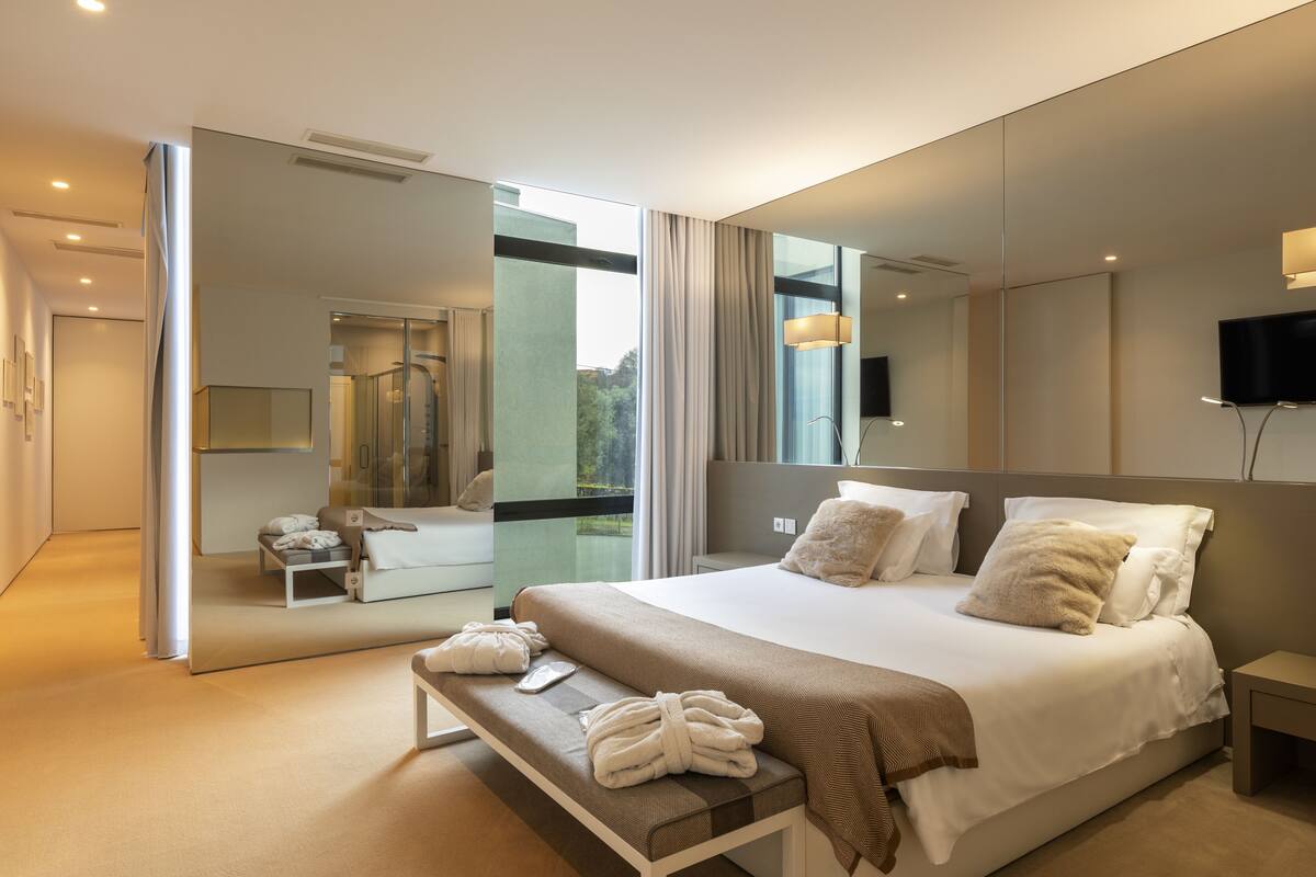 Master Suite | 迷你吧、房內夾萬、書桌、遮光窗簾/窗簾