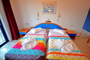 Soundproofing, iron/ironing board, free cots/infant beds, rollaway beds - Nitsas Hotel Apartments (Tilos)
