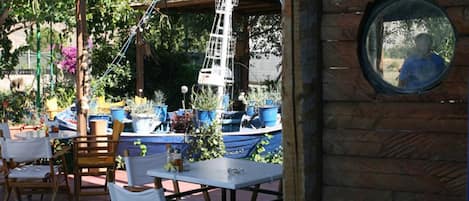 Serveert ontbijt, lunch en diner