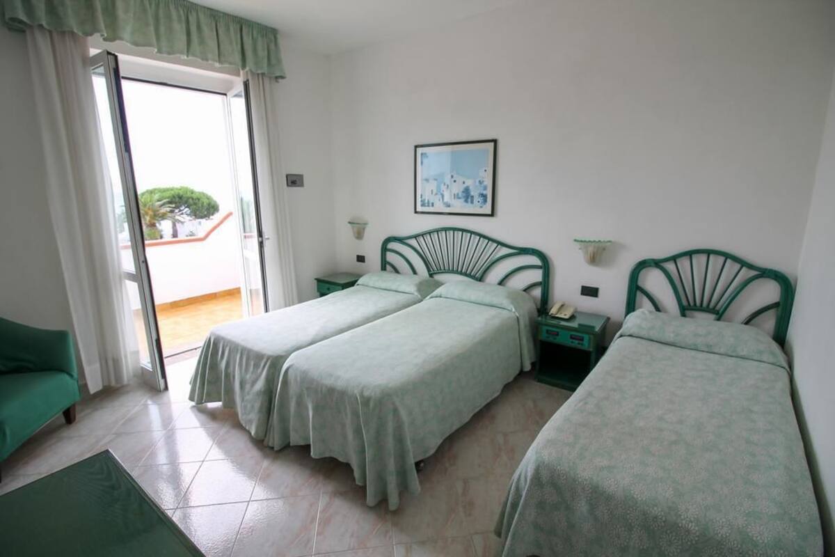 1 bedroom, desk, cribs/infant beds, free WiFi