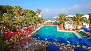 Indoor pool, 2 outdoor pools, pool umbrellas, sun loungers - Hotel Terme Royal Palm (Forio)