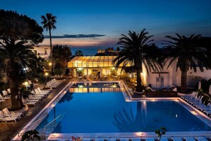 Indoor pool, 2 outdoor pools, pool umbrellas, sun loungers - Hotel Terme Royal Palm (Forio)