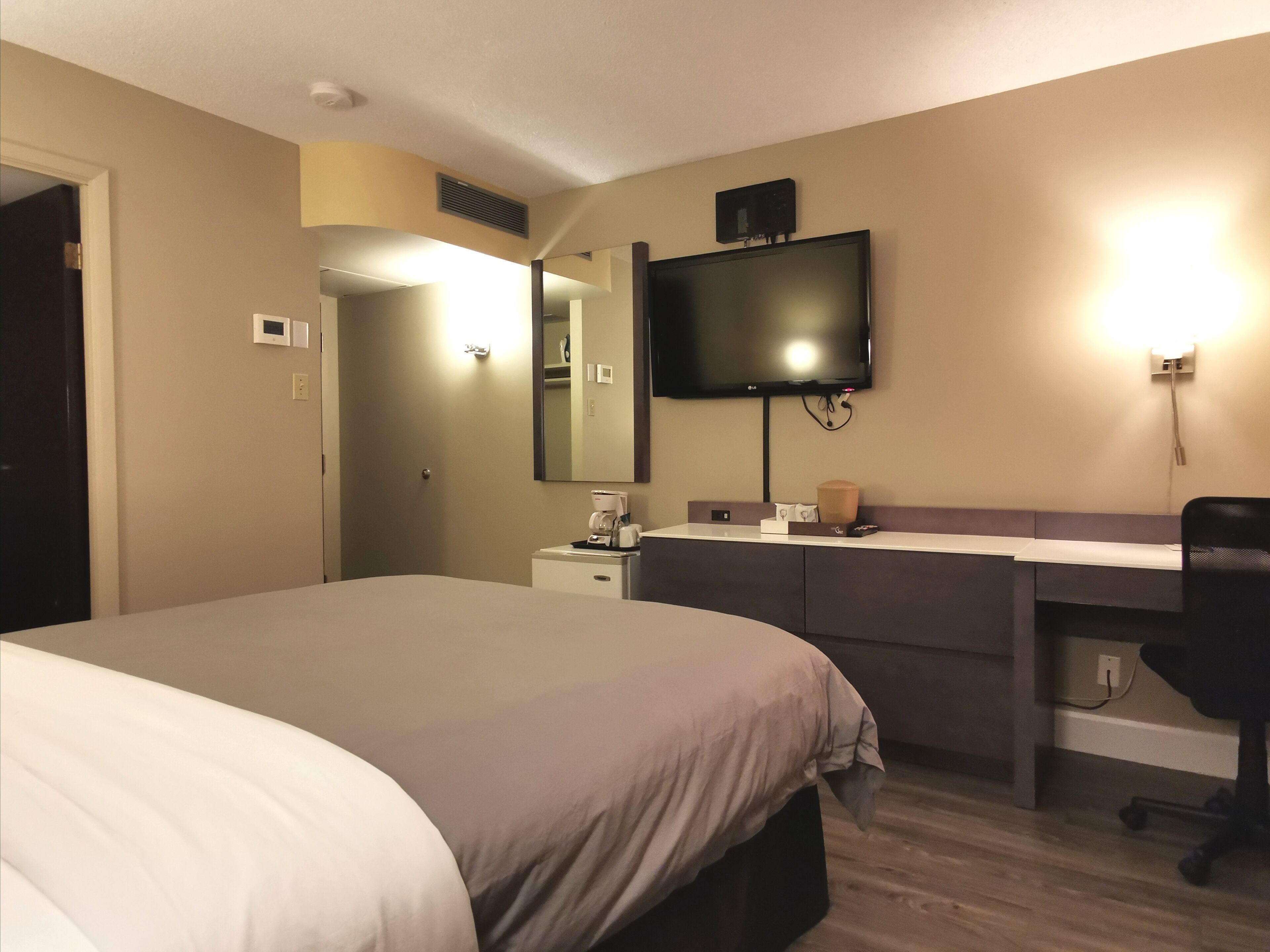 room, 1 queen bed, non smoking | desk, soundproofing, iron/ironing board, free wifi