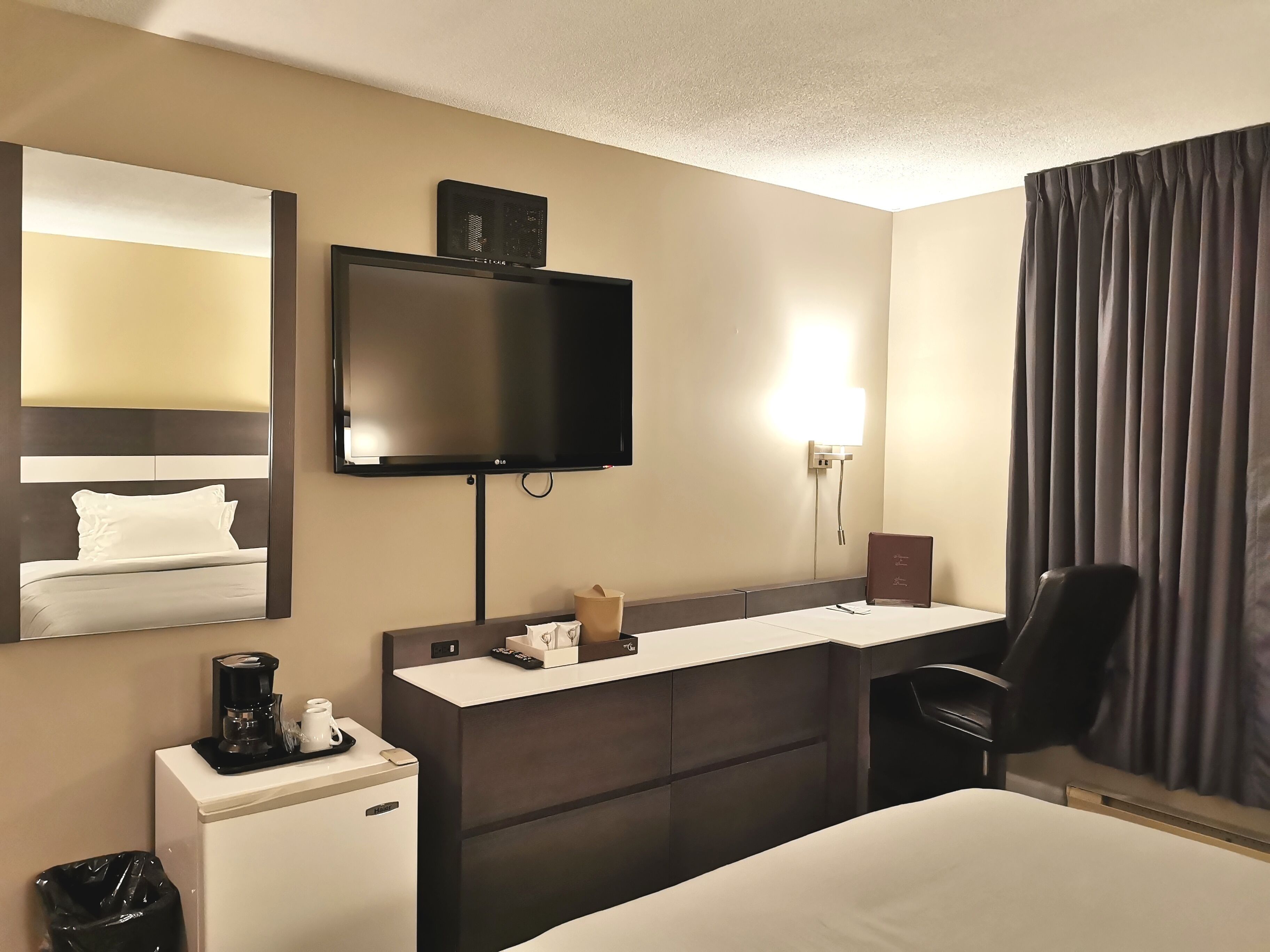 room, 1 queen bed, non smoking | desk, soundproofing, iron/ironing board, free wifi