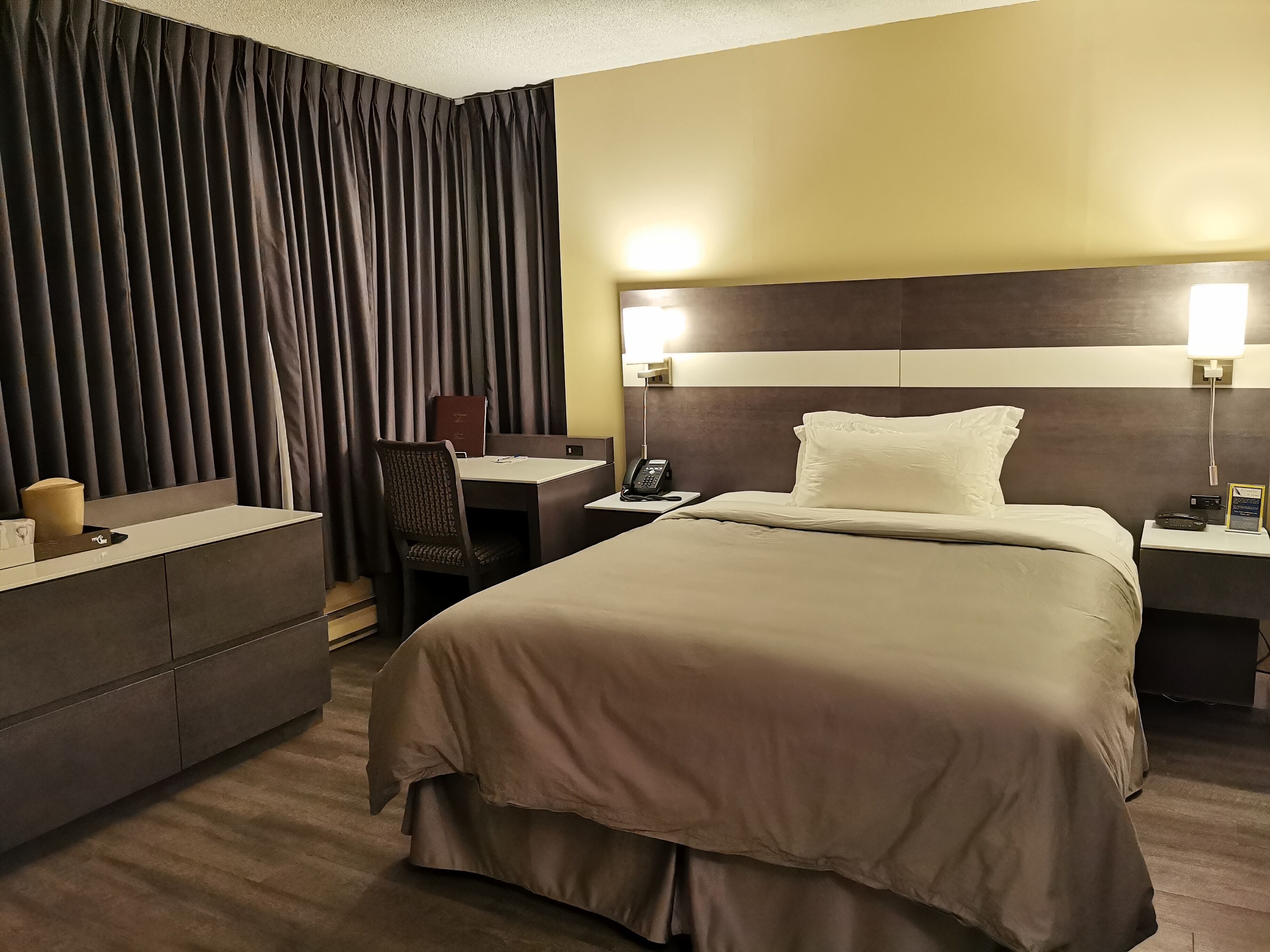 room, 1 queen bed, non smoking | desk, soundproofing, iron/ironing board, free wifi