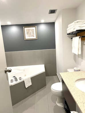 Suite, 1 Queen Bed, Non Smoking, Jetted Tub | Bathroom | Combined shower/bathtub, free toiletries, hair dryer, towels