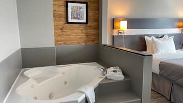 Suite, 1 cama Queen size, para no fumadores, hidromasaje | Escritorio, insonorización, tabla de planchar con plancha y wifi gratis