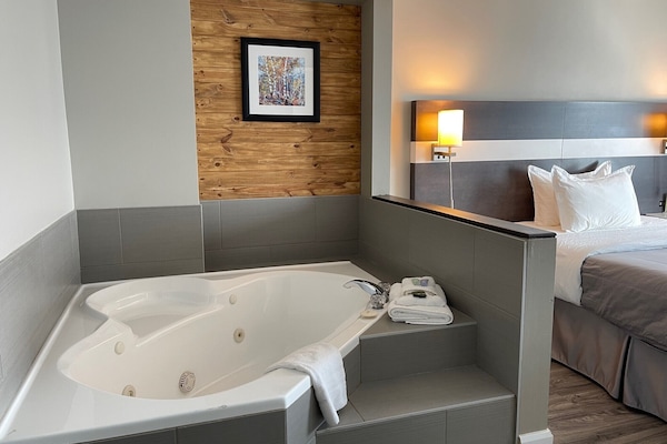 Suite, 1 grand lit, non-fumeur, baignoire à jets | Bureau, système d’insonorisation, fer et planche à repasser