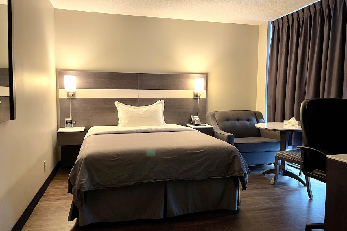 room, 1 queen bed, non smoking | desk, soundproofing, iron/ironing board, free wifi