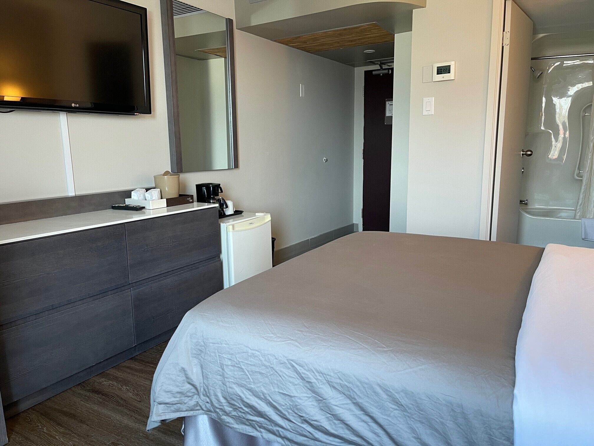 room, 1 queen bed, non smoking | desk, soundproofing, iron/ironing board, free wifi