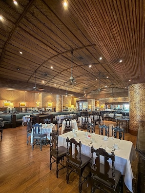 Breakfast, lunch and dinner served