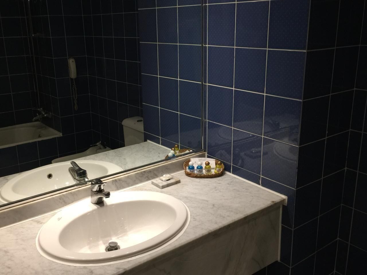 Tina profunda, regadera tipo lluvia, secadora de cabello, toallas 