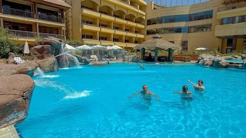 Una piscina al aire libre (de 10:00 a 18:00), sombrillas, tumbonas