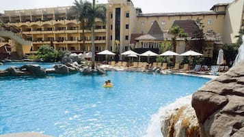 Außenpool, geöffnet von 10:00 Uhr bis 18:00 Uhr, Sonnenschirme