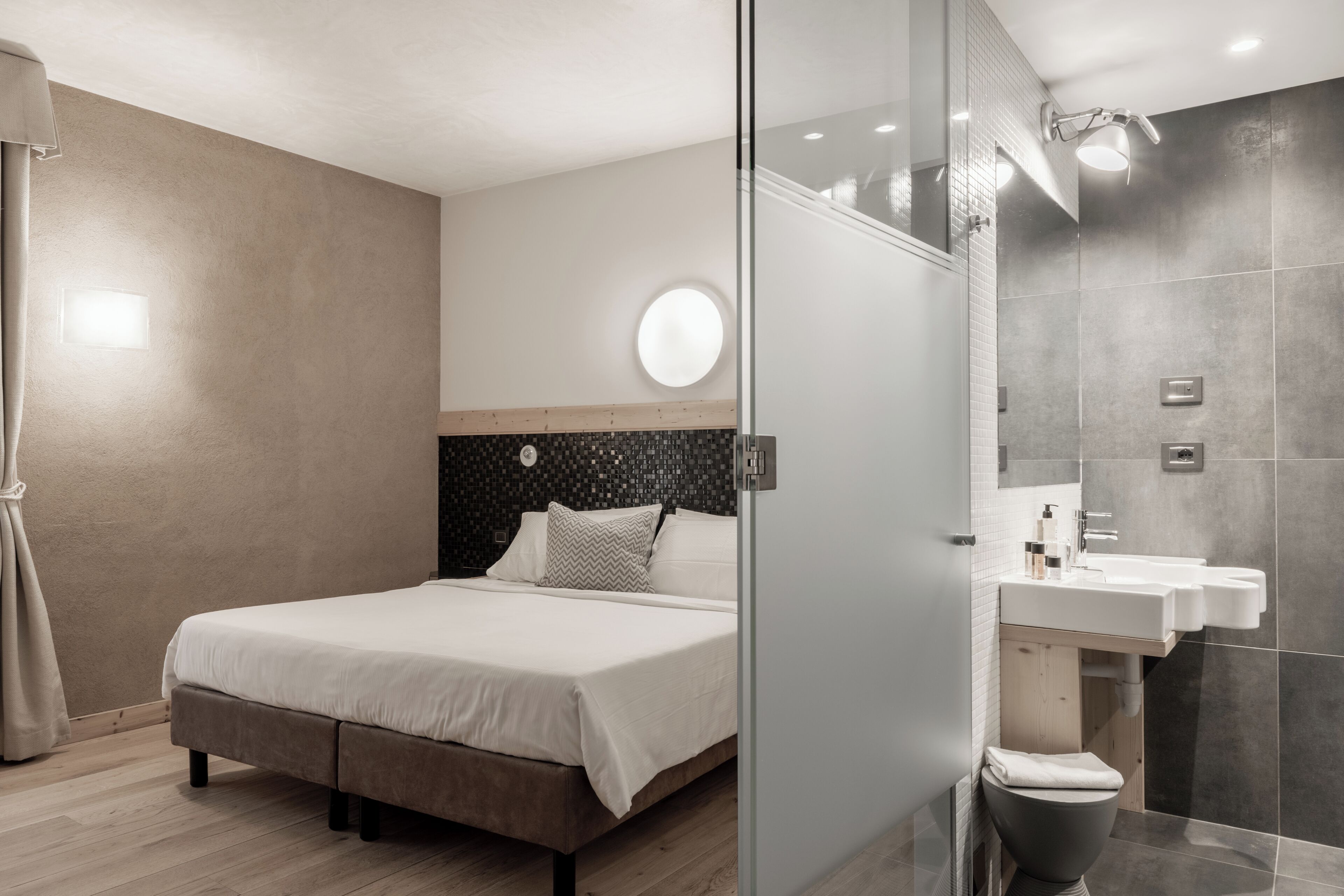 Chambre supérieure double | Minibar, coffre-fort, bureau, système d’insonorisation