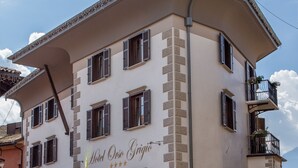 Un edificio de varios pisos con un cartel que dice 'Hotel Orso Grigio'.