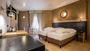 Deluxe Triple Room | Minibar, in-room safe, desk, soundproofing