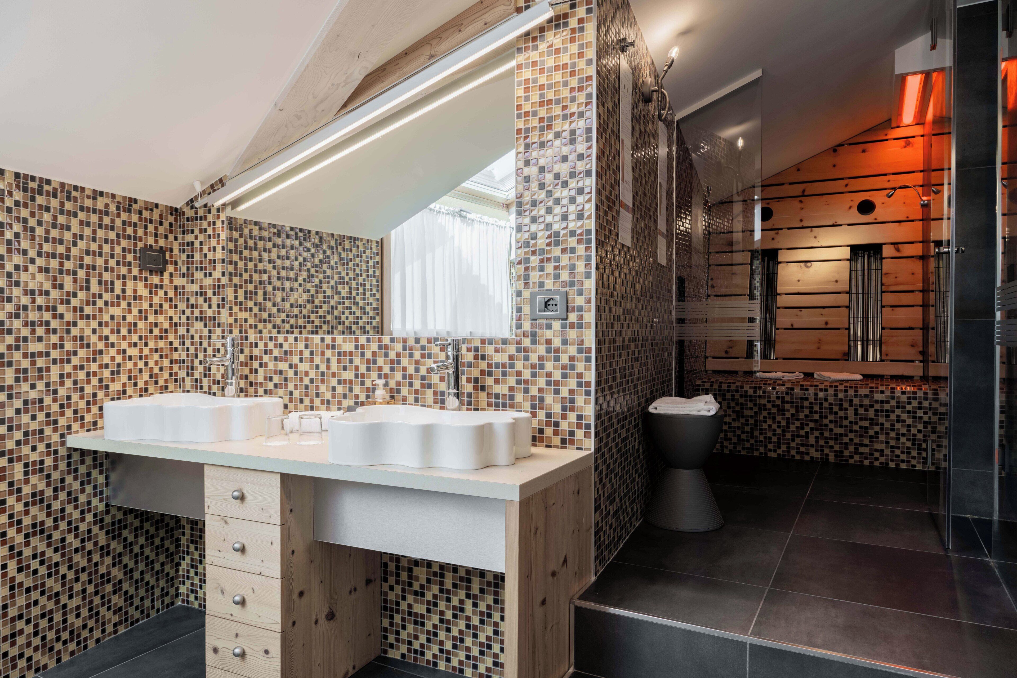 Deluxe Room (Grand) | Bathroom | Shower, bidet, towels