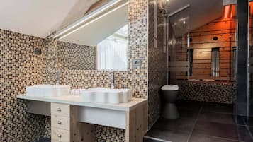 Deluxe-Zimmer (Grand) | Badezimmer | Dusche, Bidet, Handtücher