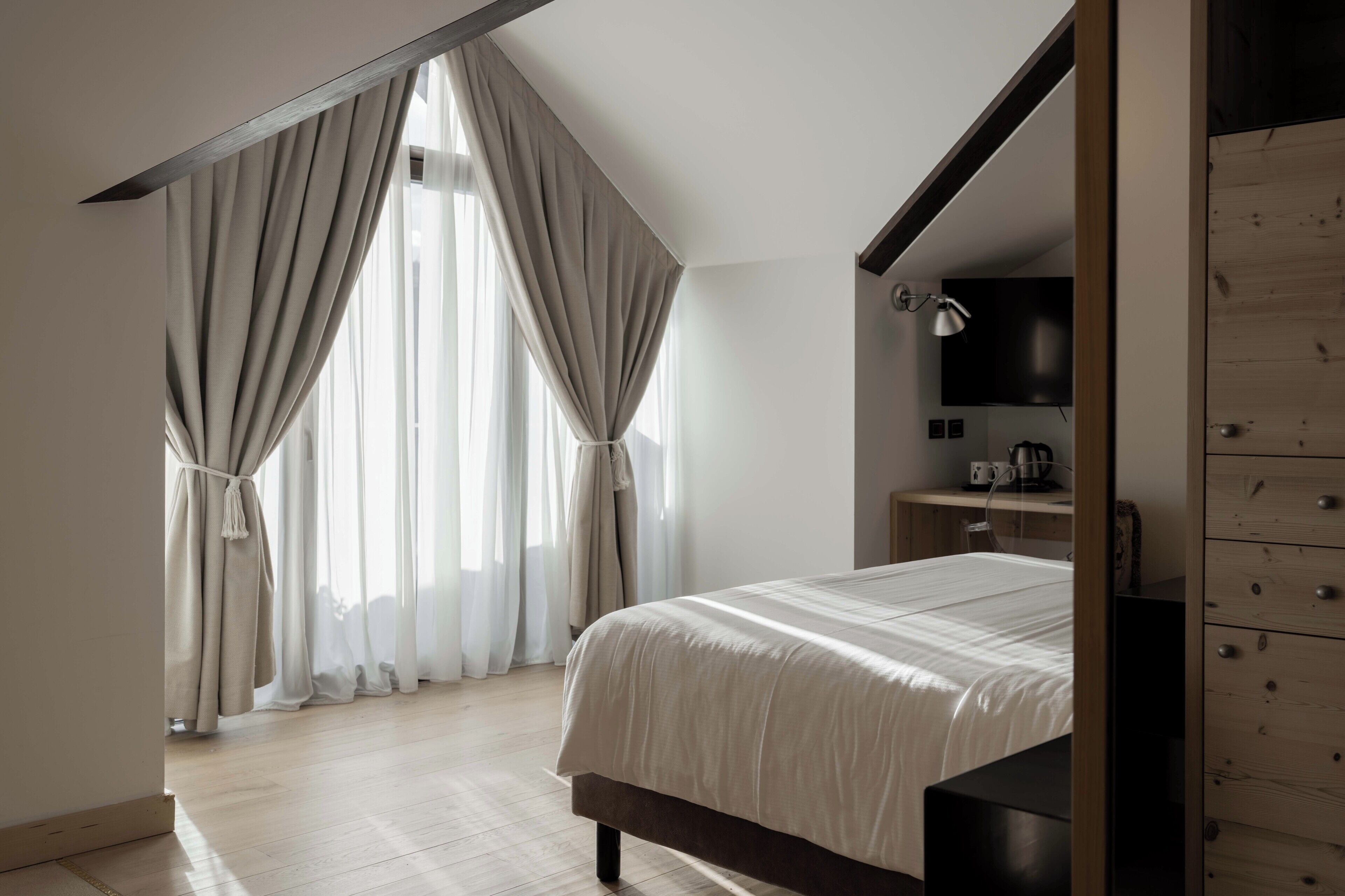 Deluxe Room (Grand) | Minibar, in-room safe, desk, soundproofing