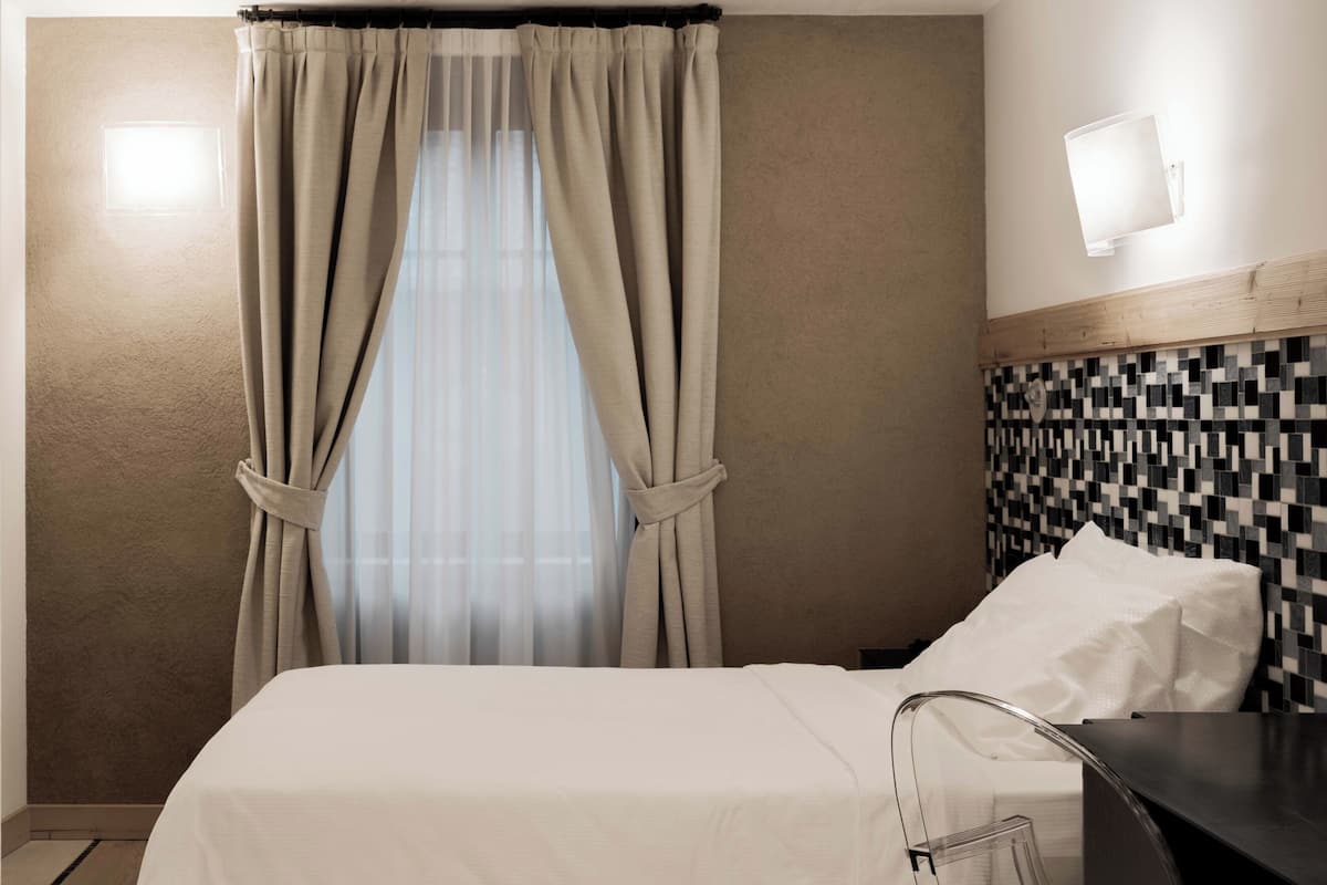 Single Room | Minibar, in-room safe, desk, soundproofing