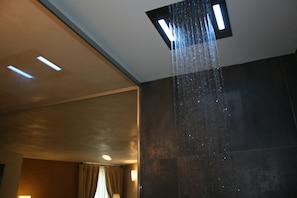 Suite | Badkamer | Een douche, een bidet, handdoeken