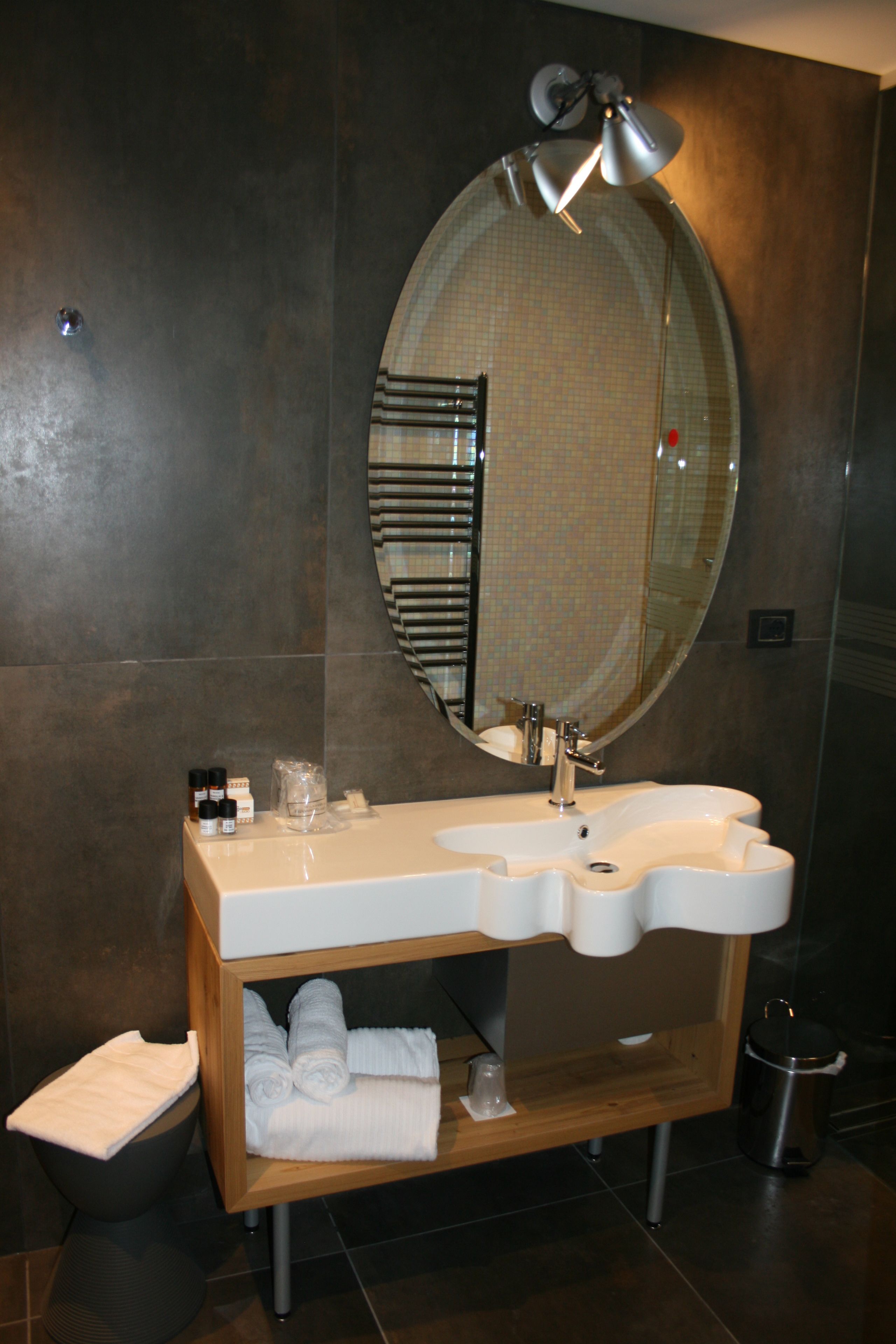 single room | bathroom | shower, bidet, towels