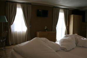 Chambre triple Deluxe | Minibar, coffre-fort, bureau, système d’insonorisation