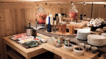 Tägliches nach Wunsch zubereitetes Frühstück (15 EUR pro Person)