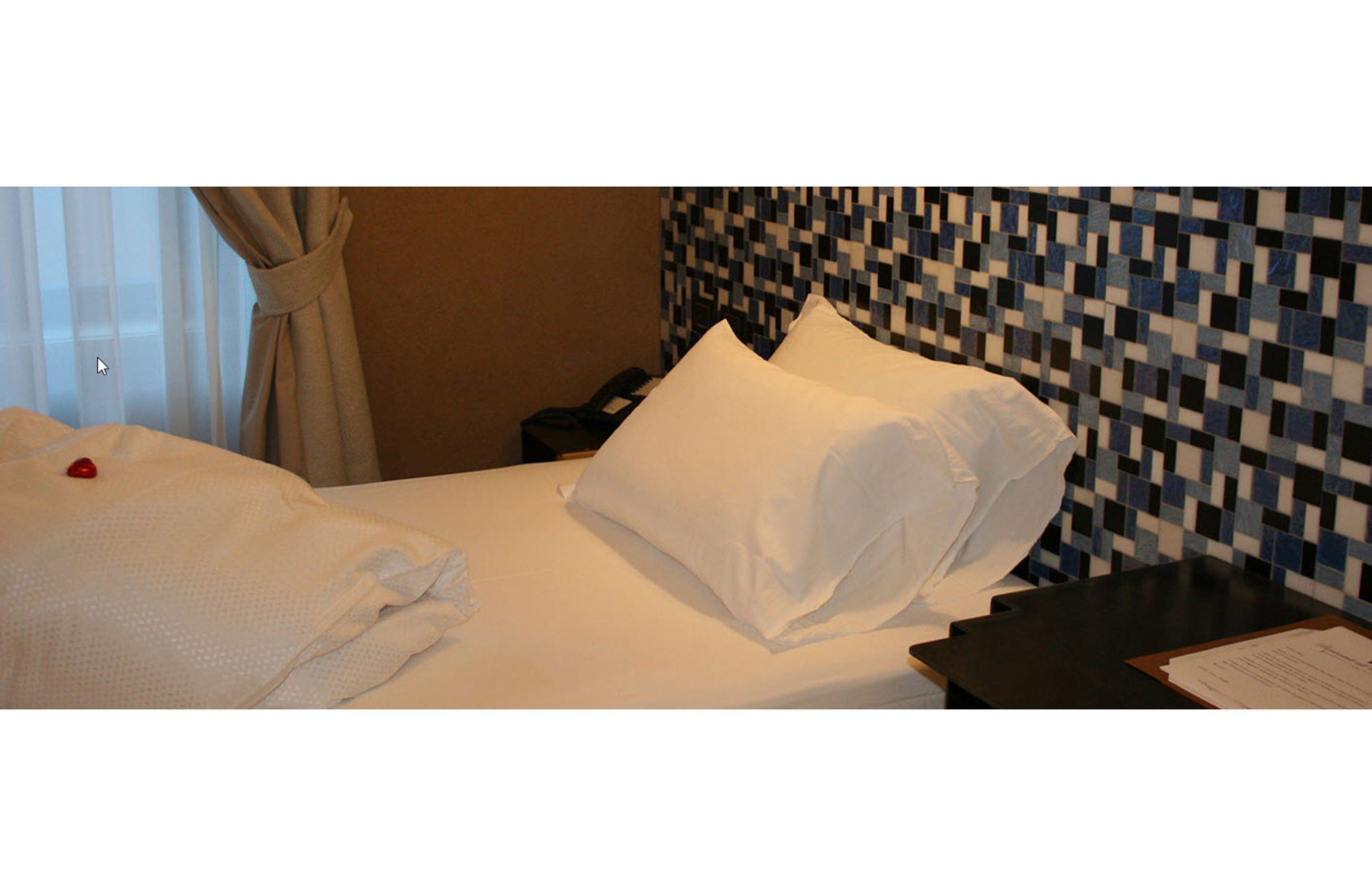 single room | minibar, in-room safe, desk, soundproofing