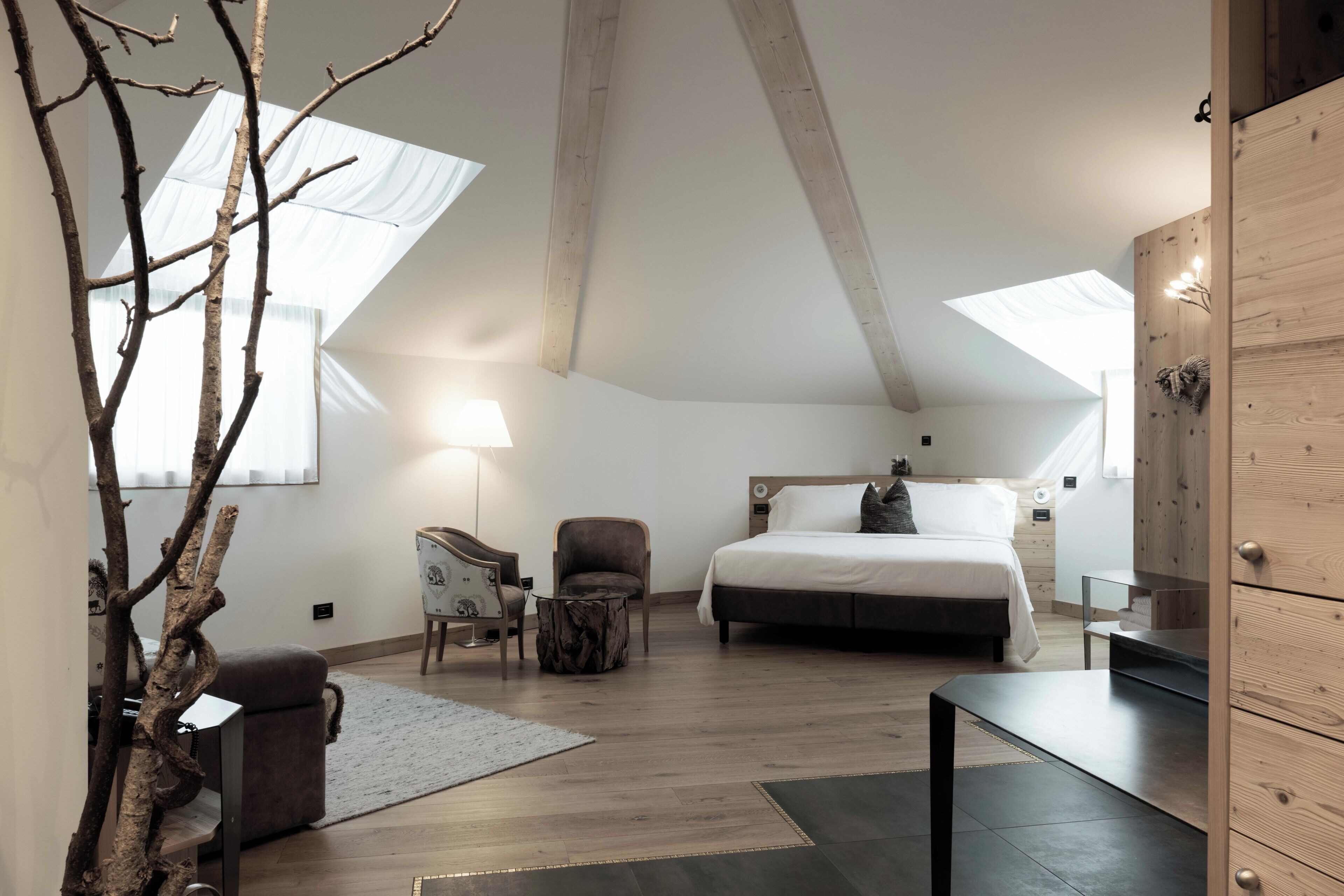 Chambre Deluxe (Grand) | Minibar, coffre-fort, bureau, système d’insonorisation