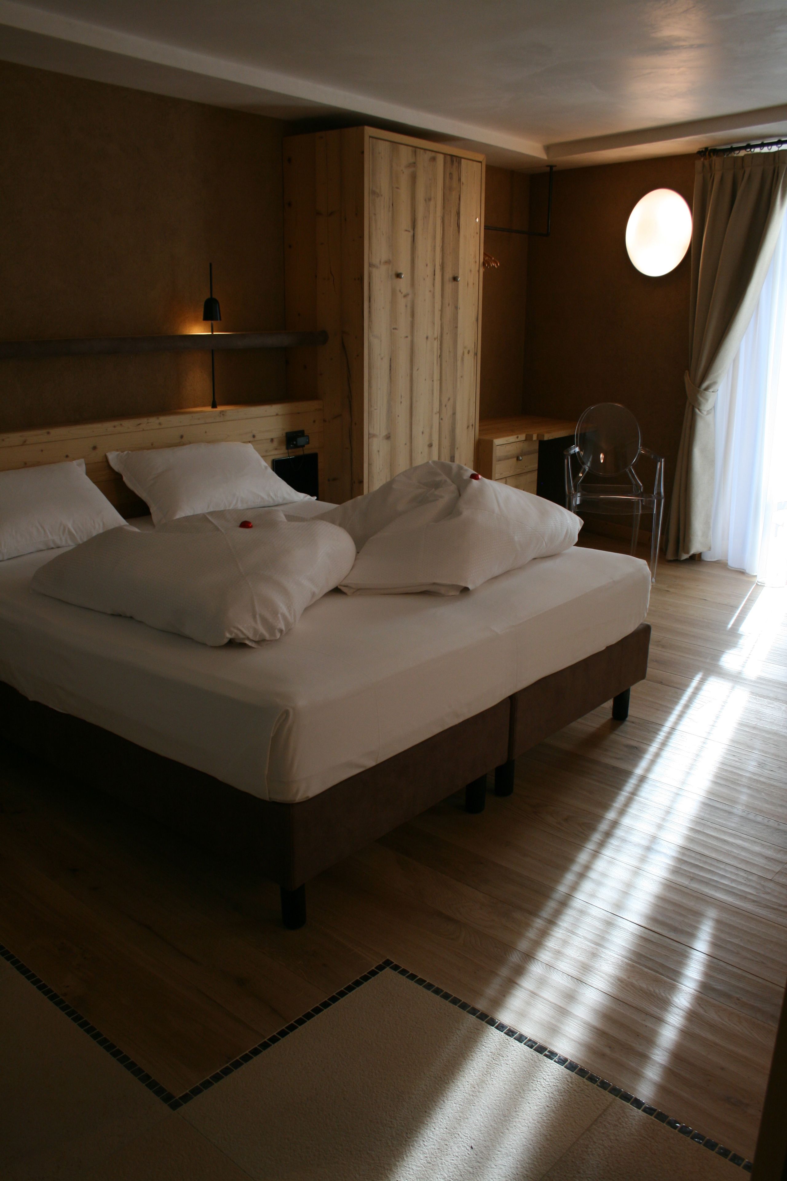 deluxe room (grand) | minibar, in-room safe, desk, soundproofing