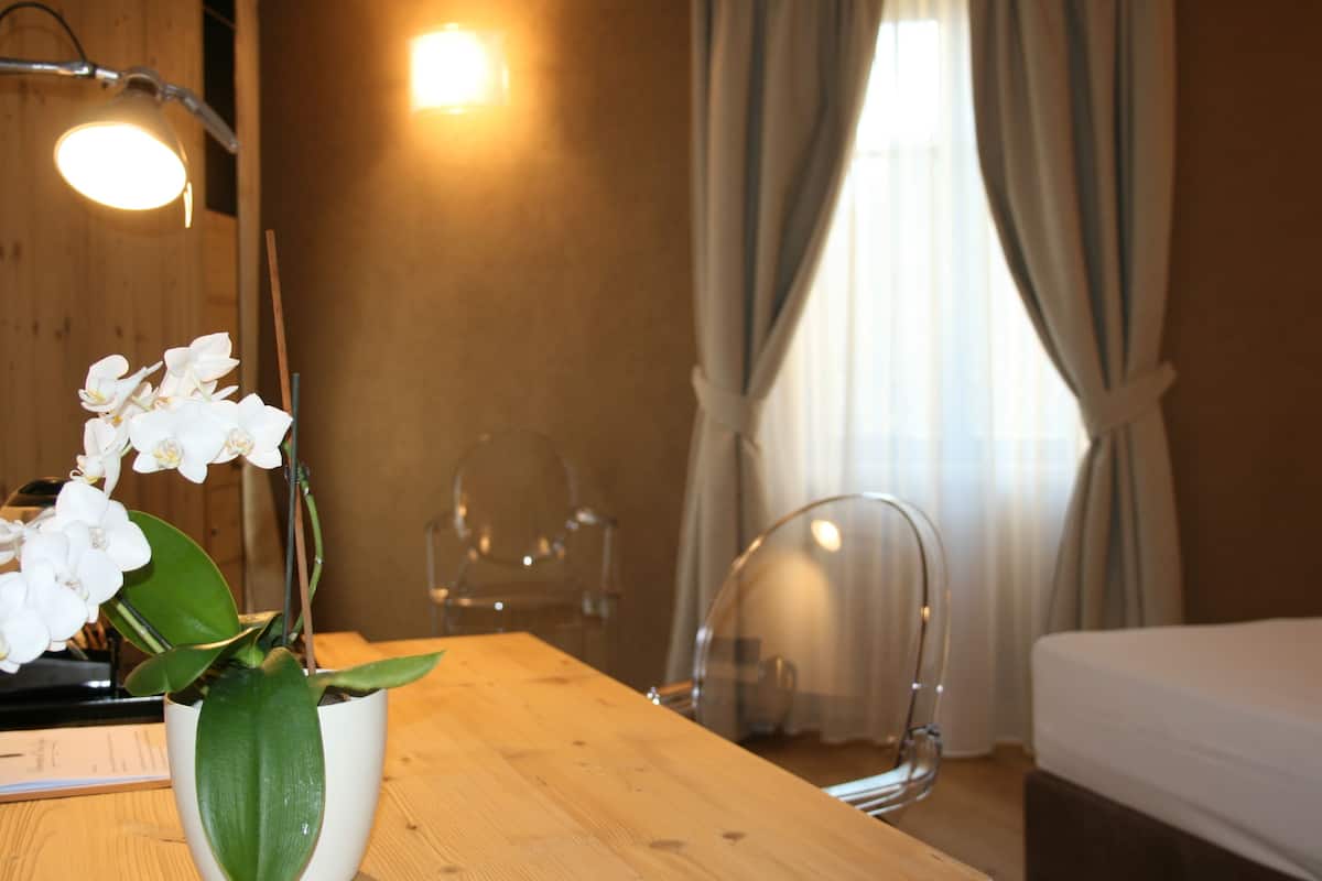 minibar, in-room safe, desk, soundproofing