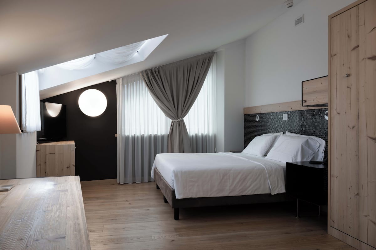 Junior Suite | Minibar, in-room safe, desk, soundproofing