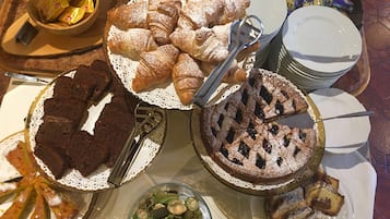 Daily cooked-to-order breakfast (EUR 15 per person)
