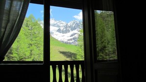 A room with a window overlooking a mountainous landscape. - Hotel Lysjoch (Gressoney-la-Trinite)