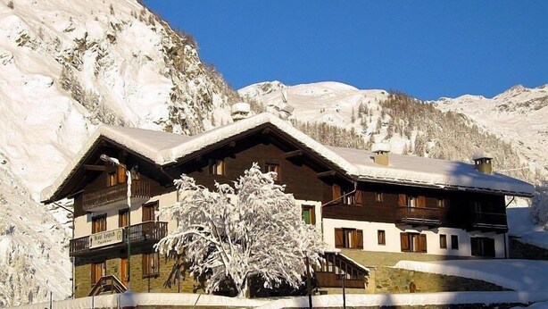 A chalet with a balcony, surrounded by snow-covered mountains. - Hotel Lysjoch (Gressoney-la-Trinite)