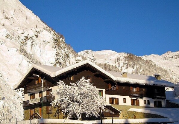 Front of property - Hotel Lysjoch (Gressoney-la-Trinite)