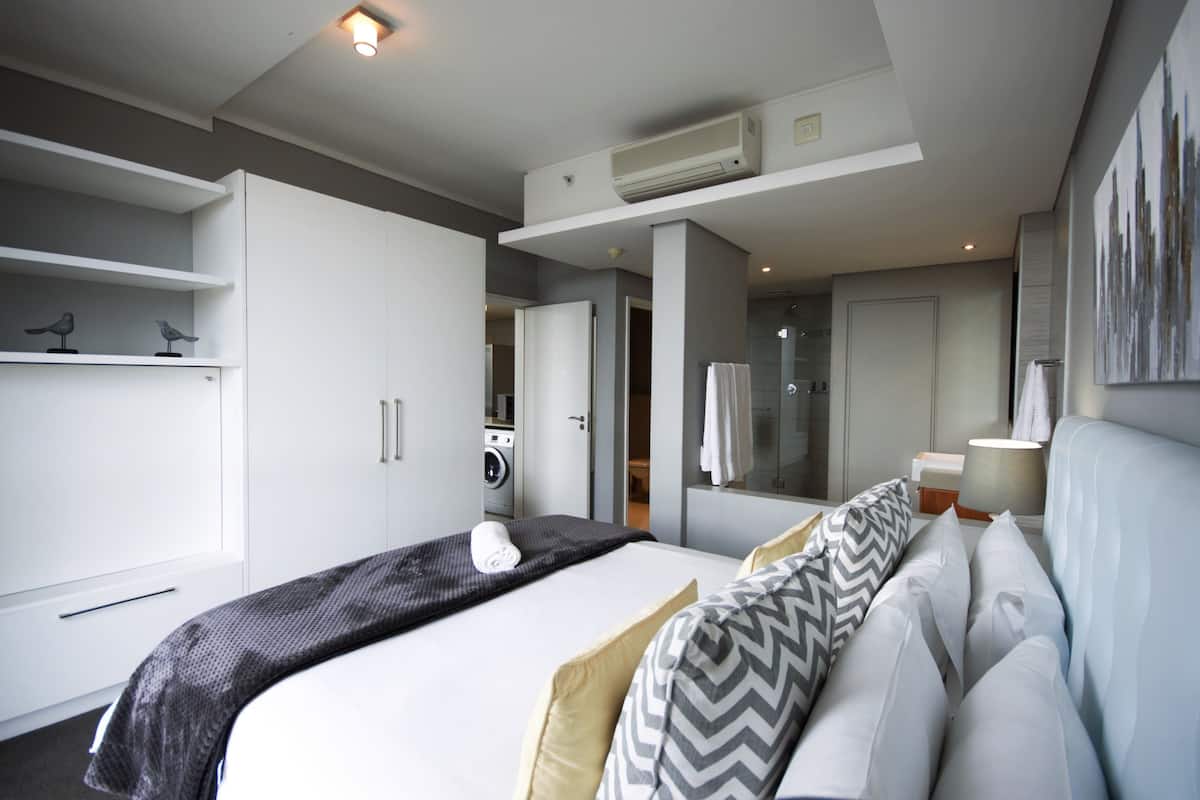 Appartement, 1 slaapkamer | Een kluis op de kamer, een strijkplank/strijkijzer, babybedden