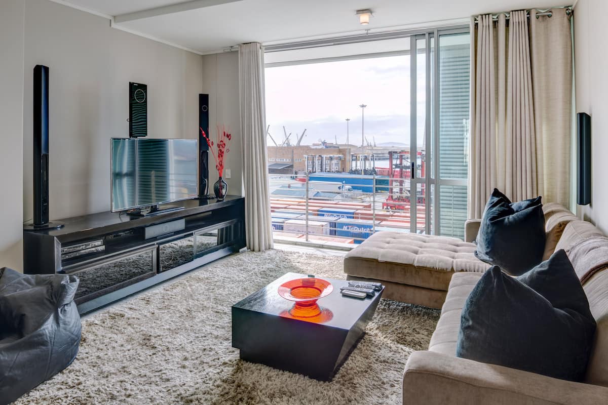 Superior appartement, 2 slaapkamers | Woonruimte | Een flatscreentelevisie en een dvd-speler