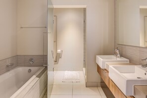 Superior Apartment, 2 Bedrooms | Bathroom | Shower, free toiletries, hair dryer, towels - Harbour Bridge Luxury Apartments (Cape Town)