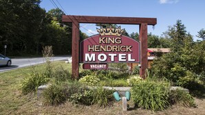 A sign for King Hendrick Motel with a vacancy notice. - King Hendrick Motel (Lake George)