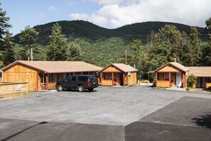 Free self-parking - King Hendrick Motel (Lake George)