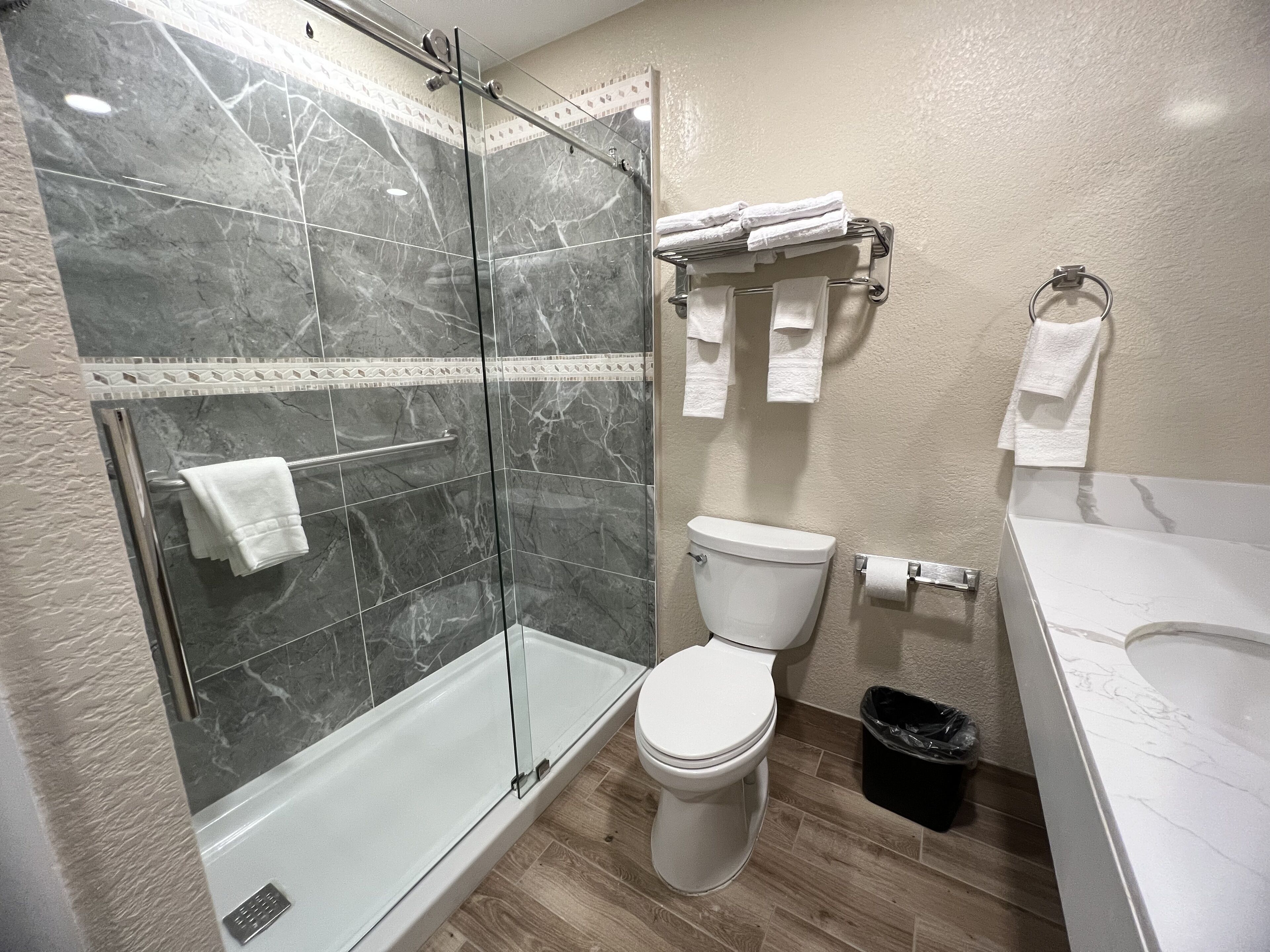 Superior kamer, 2 queensize bedden, niet-roken | Badkamer | Een haardroger, handdoeken