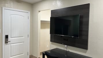 Habitación estándar, 1 cama de matrimonio grande, no fumadores | Mobiliario individual, escritorio, espacio para trabajar con un portátil