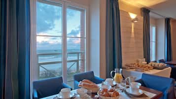 Frukostbuffé varje dag (EUR 12 per person)