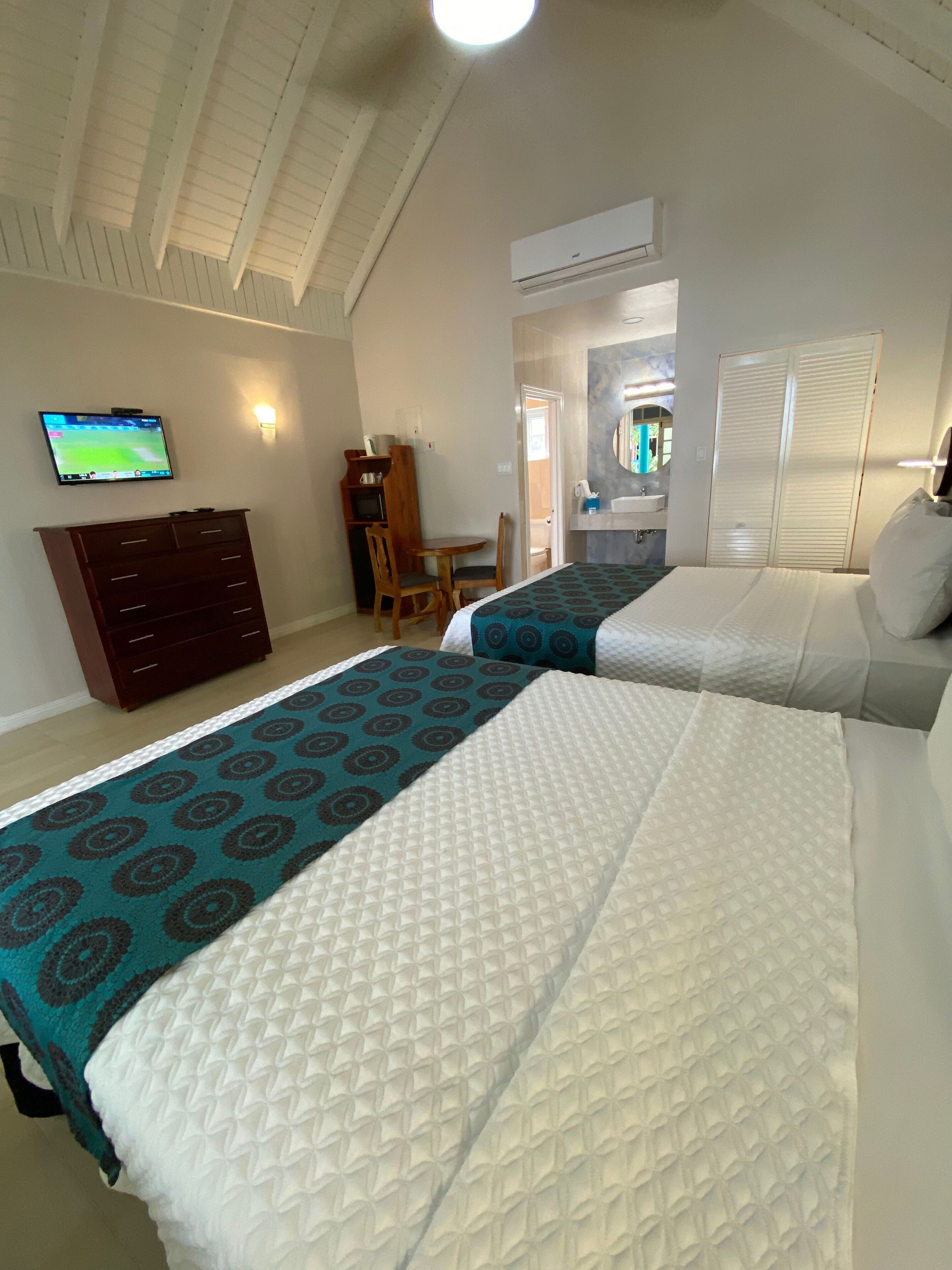 Standard Room, 2 Double Beds, Beachside | Living area
