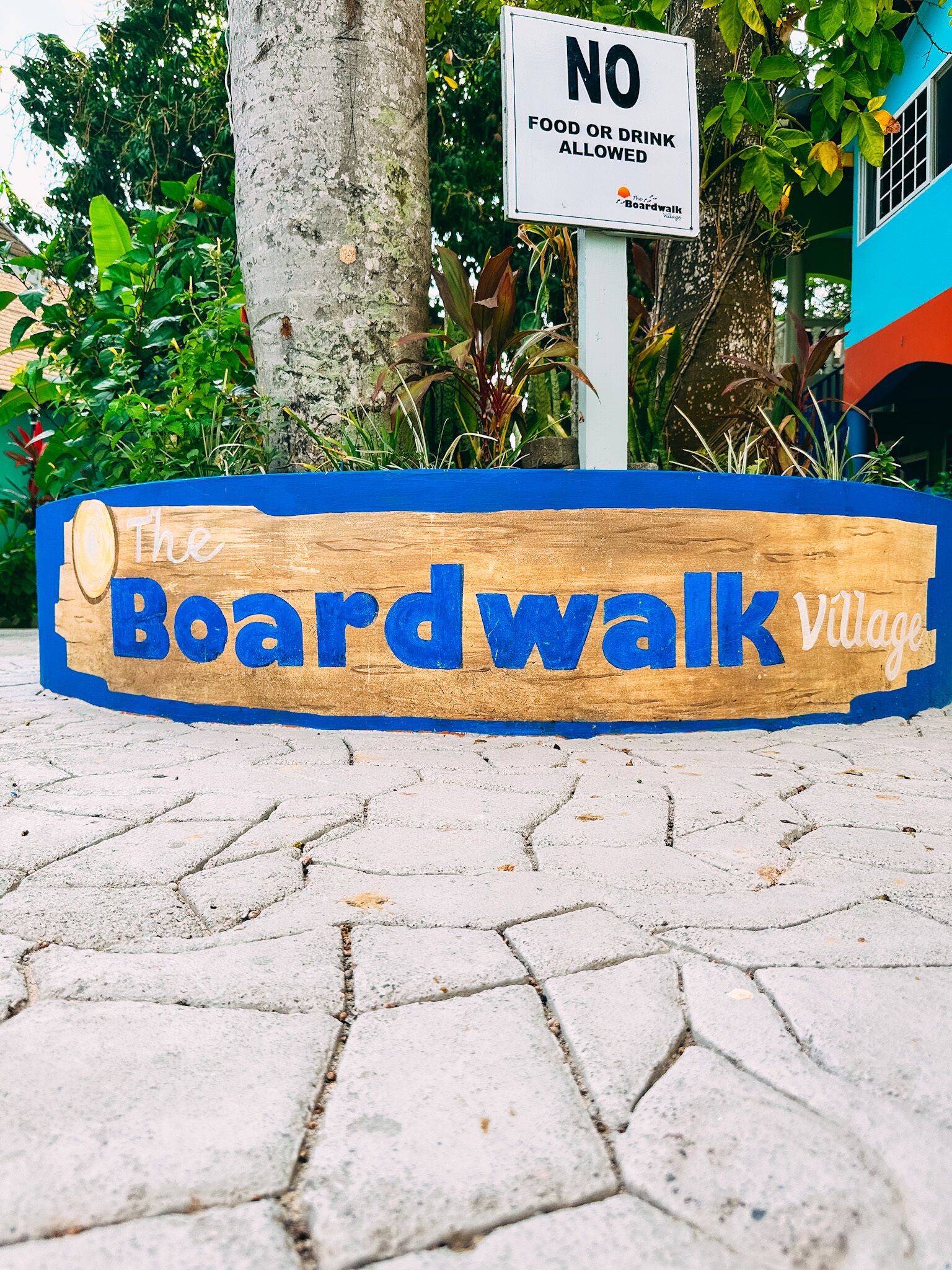 Ein Schild für 'The Boardwalk Village' mit einem Hinweis, dass Essen und Getränke nicht erlaubt sind.