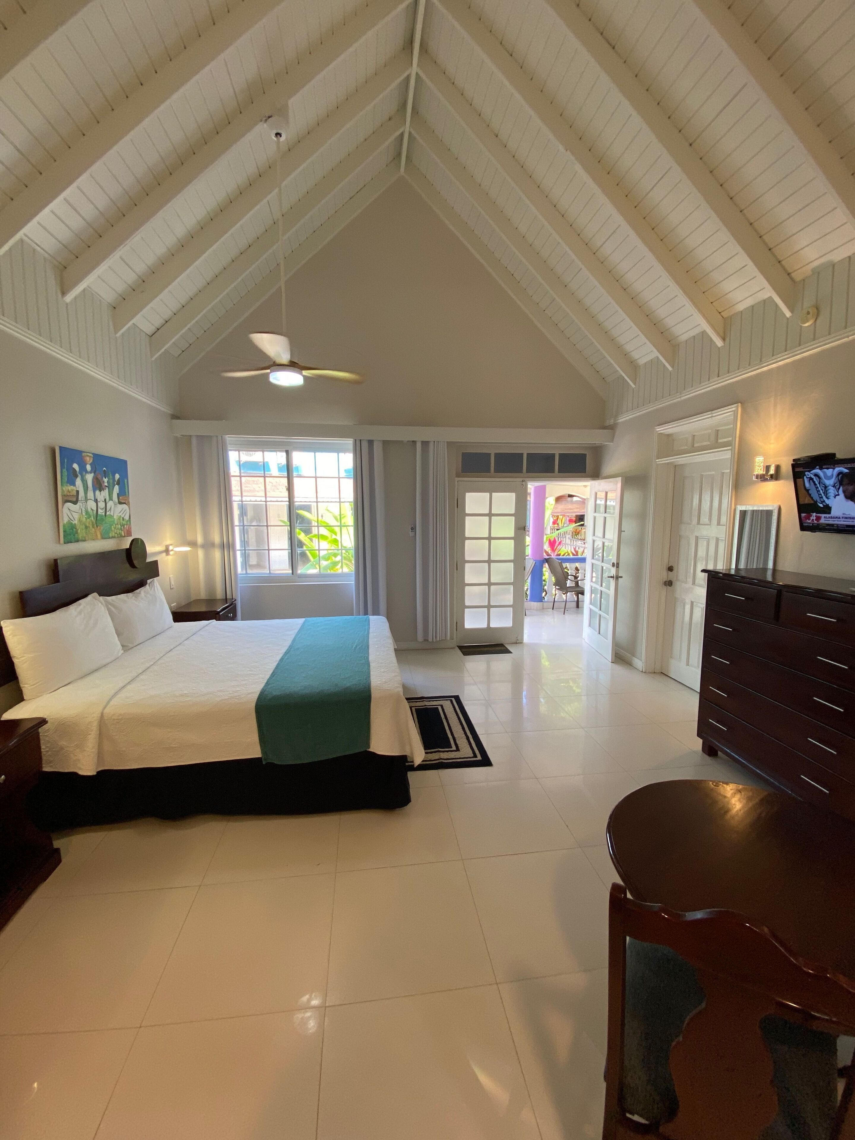 deluxe room, 1 king bed, refrigerator & microwave, beachside | living area | 32-inch tv with premium tv channels