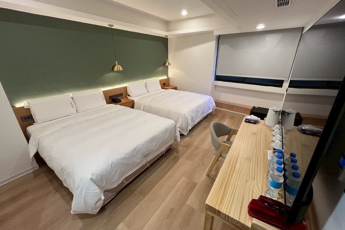 Familien-Vierbettzimmer, 2 Queen-Betten | Daunenbettdecken, kostenlose Minibar, Schreibtisch